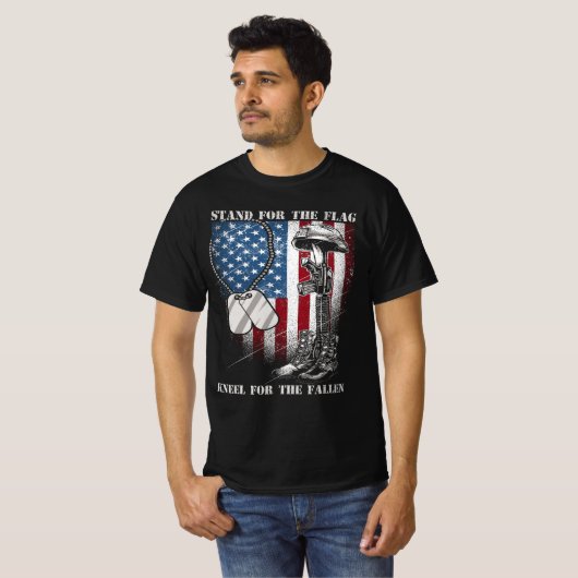 voor de omgevallen veteranen staat de vlag kniel o t-shirt (Voorkant volledig)
