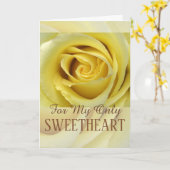 Voor haar liefdesthema gele rozenblaadjes van dich kaart (Gele Bloem)