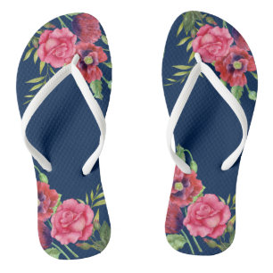 Voor haar moderne rode roze bloemen op de donkere teenslippers
