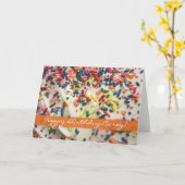 Voor hem gebakken taart en kleurrijke verjaardagss kaart (Gele Bloem)