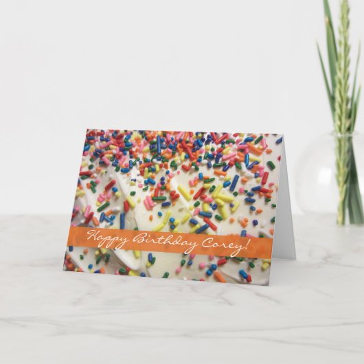 Voor hem gebakken taart en kleurrijke verjaardagss kaart (Voorkant)