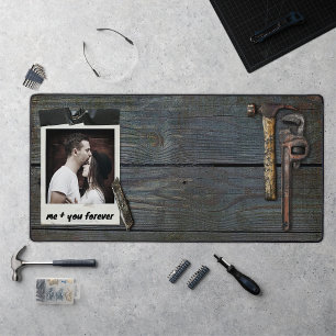 Voor hem mannelijke rustieke gereedschappen in wer bureaumat