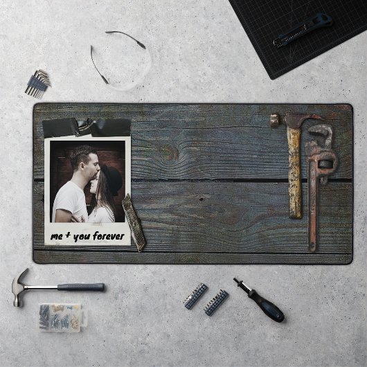 Voor hem mannelijke rustieke gereedschappen in wer bureaumat