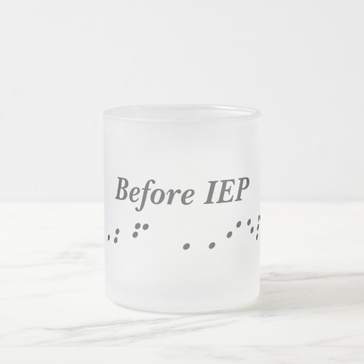 Vóór IEP Coffee Bug met gedrukte braille Matglas Koffiemok (Center)