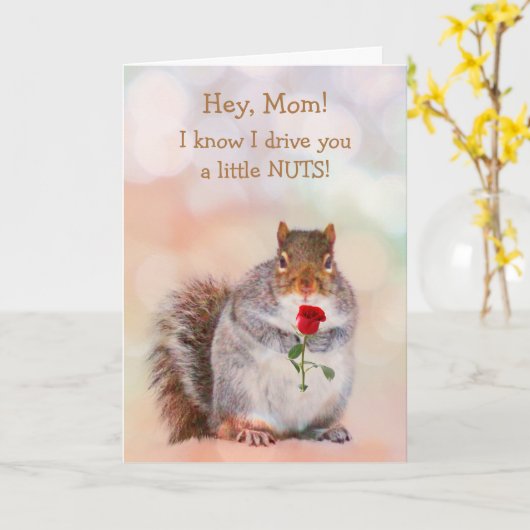 Voor mam Funny Squirrel Birthday Kaart (Gele Bloem)