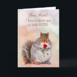 Voor mam Funny Squirrel Birthday Kaart<br><div class="desc">Cute afbeelding van een eekhoorn met een rode roos voor de verjaardag van mama. Klassieke humor op een leuke kaart die je kunt personaliseren. Afbeelding ©Christine Greenspan</div>