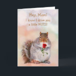 Voor mam Funny Squirrel Birthday Kaart<br><div class="desc">Cute afbeelding van een eekhoorn met een rode roos voor de verjaardag van mama. Klassieke humor op een leuke kaart die je kunt personaliseren. Afbeelding ©Christine Greenspan</div>