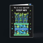 Voor Step Son Verjaardagstaart met Kaarsen Kaart<br><div class="desc">Een heldere verjaardagskaart voor je stiefzoon, met veel kaarsen met patroon op een verjaardagstaart. Bovenaan de voorkant staan de woorden 'To a very special STEP SON' in een witte belettering op de zwarte achtergrond. Er is een blauwe band rond de taart met 'HAPPY BIRTHDAY!' ook in het wit. Kleine blauwe,...</div>