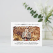 Voor zijn viering van het leven Moderne Eenvoudige Uitnodiging Briefkaart (Staand voorkant)