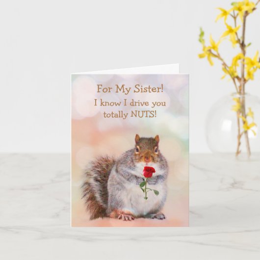 Voor zuster Funny Squirrel Birthday Kaart (Gele Bloem)