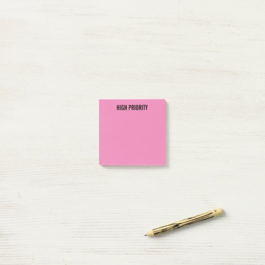 Vooraf gelabeld High Priority Pink Post-it® Notes (Op bureau)