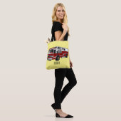 Voorbeeld van de cartoon van de brandweermotor tote bag (Op model)
