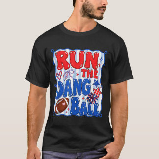 Voorbereid spel dag ren de ball voetbalmoeder t-shirt