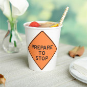 Voorbereiden van stoppen van het verkeersteken papieren bekers