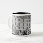 Voorbereiding van de behandeling van de veroordeel tweekleurige koffiemok (Voorkant links)