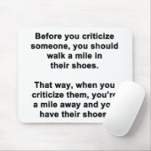 Voordat je iemand bekritiseert.... muismat (Met muis)