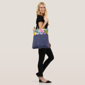 Voorjaarsbloem en denim tote bag (Op model)
