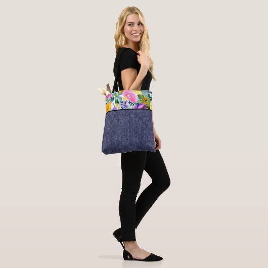 Voorjaarsbloem en denim tote bag (Op model)