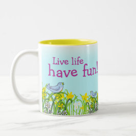 Voorjaarsmeisje dat vogeljacht mok najaagt