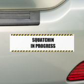 Voorlopig Squatchin Bumpersticker (Op auto)