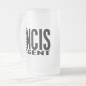 Voormalig NCIS-agent Matglas Bierpul (Voorkant links)