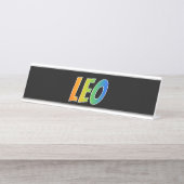 Voornaam "LEO": vun regenboogkleuren Bureau Naambordje (Voorkant)