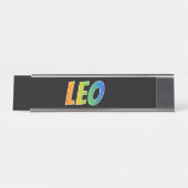 Voornaam "LEO": vun regenboogkleuren Bureau Naambordje (Voorkant)