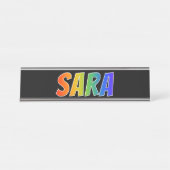 Voornaam "SARA": vun regenboogkleuren Bureau Naambordje (Voorkant)