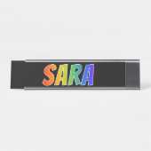 Voornaam "SARA": vun regenboogkleuren Bureau Naambordje (Voorkant)