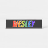 Voornaam "WESLEY": Leuke regenboogkleurstof Bureau Naambordje (Voorkant)