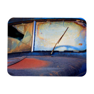 Voorschild van een oude roestvrijwagen magneet