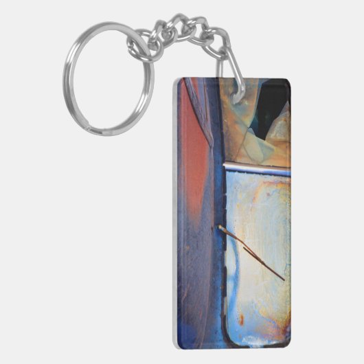 Voorschild van een oude roestvrijwagen sleutelhanger (Voorkant Links)