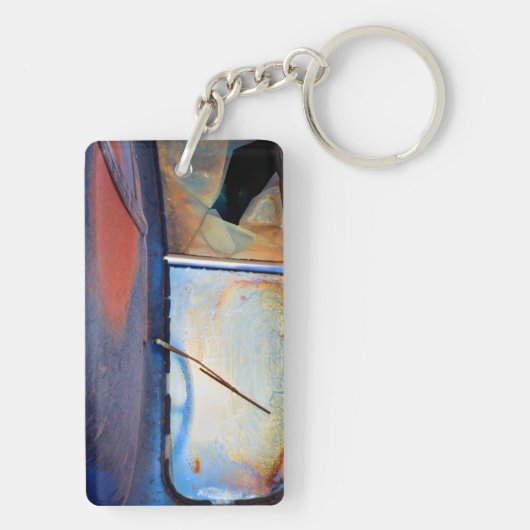 Voorschild van een oude roestvrijwagen sleutelhanger (achterkant)