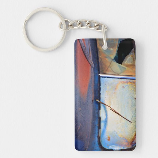 Voorschild van een oude roestvrijwagen sleutelhanger (Voorkant)