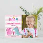 Voorschoolse Afstuderen Foto Dinosaurussen Meisje  Kaart (Staand voorkant)