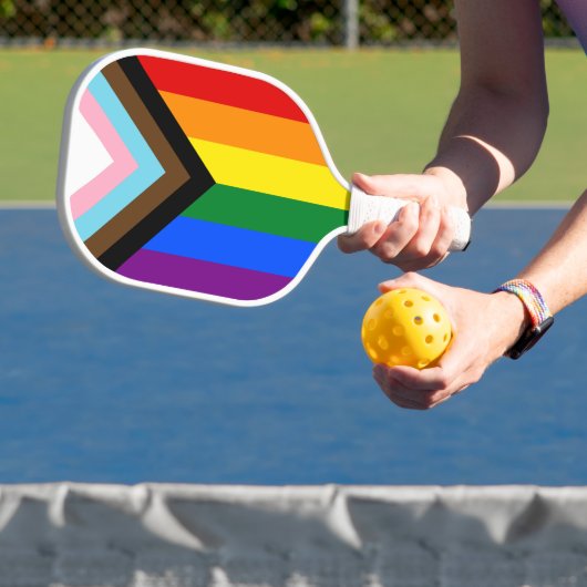Voortgangs Pride Vlag LGBTQ+ Pickleball Paddle (Insitu)