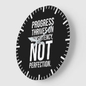 Vooruitgang is consistentie versus perfectie, gym, grote klok (Hoek)