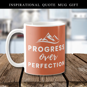Vooruitgang over Perfection Mountain Quote Brown Koffiemok