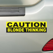 VOORZICHTIG, BLOND DENKEN BUMPERSTICKER (Op auto)