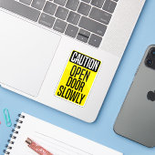 Voorzichtig deur langzaam openen sticker (Laptop met iPhone)
