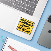 Voorzichtig genie op het werk sticker (Laptop met iPhone)