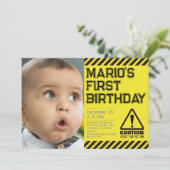 Voorzichtig! Grappige eerste verjaardag uitnodigin Kaart (Staand voorkant)