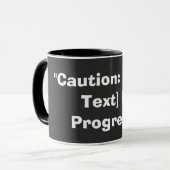 "Voorzichtig: [Jouw tekst] in uitvoering" Mok (Voorkant links)