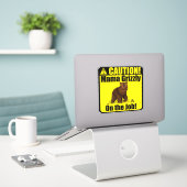 Voorzichtig! Mama Grizzly op de baan!" VinylSticke Sticker (Laptop op bureau)