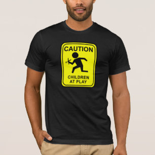Voorzichtige kinderen bij het spelen - lopen met s t-shirt