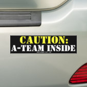 Voorzichtigheid: Een team binnen! Bumpersticker (Op auto)
