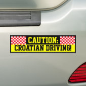 Voorzichtigheid: Kroatisch rijden! Bumpersticker (Op auto)