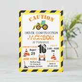 Voorzichtigheid onder de bouw gooit de vrachtwagen kaart (Staand voorkant)