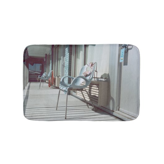 Voorzitters buiten het Beach Hotel Rooms Badmat (Voorkant)