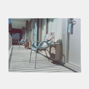 Voorzitters buiten het Beach Hotel Rooms Deurmat